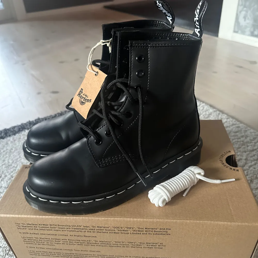 Säljer ett par svarta Dr. Martens! De är helt nya, endast testade. Hör av er vid fler frågor. Skor.