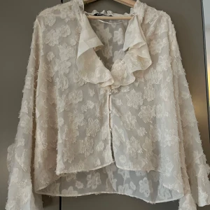 Vit blus zara - Använd några gånger men bra skick.