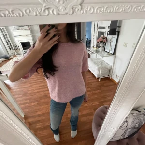 Rosa stickad tshirt  - En rosa stickad tshirt köpt från Boozt. I bra skick. Använd ett par gånger. 