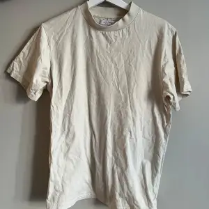 Säljer en ljus beige t-shirt från Ljung i bra skick. Den är kortärmad och har en normal passform. Materialet känns mjukt och skönt. Storlek M