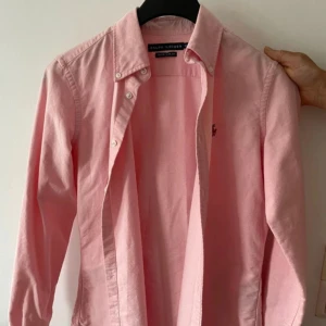 Ralph lauren skjorta - Säljer min sjukt snygga rosa Ralph lauren skjorta. Knappt använd. Strl S super slim fit. Färg rosa. Pris kan diskuteras vid snabb affär.