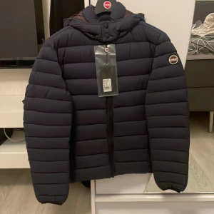 Colmar jacka  - Säljer nu denna helt nya marinblå colmar jackan✅ nypriset på den ligger på runt 6000-7000 men säljs för endast 3499💫  passar dig mellan 170-180 cm 👌priset är diskuterbart vid snabb affär 💨💨 tveka inte på att höra av er vid frågor 👍