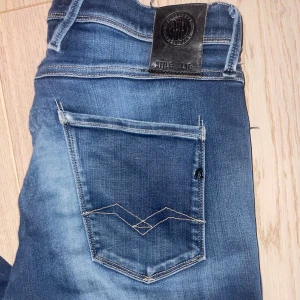 Replay anbass - Säljer dessa Replay anbass i mycket bra skick utan defekter eller skador! Storlek W30, Kan gå ned i pris vid snabb affär så hör av dig🤗