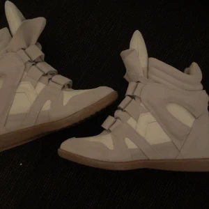 Isabel Marant sneakers i beige och vit - Säljer ett par snygga Isabel Marant sneakers i beige och vit. De är nästan helt oanvända! Pris kan diskuteras vid snabba köp 💖