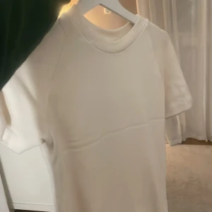 Vit kortärmad tröja - Så snygg finstickad, lite tjockare t-shirt! Så snygg till hösten 