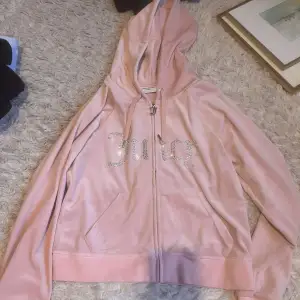 Säljer en supermjuk rosa hoodie från Juicy Couture i storlek L. Tröjan e i bra skick 