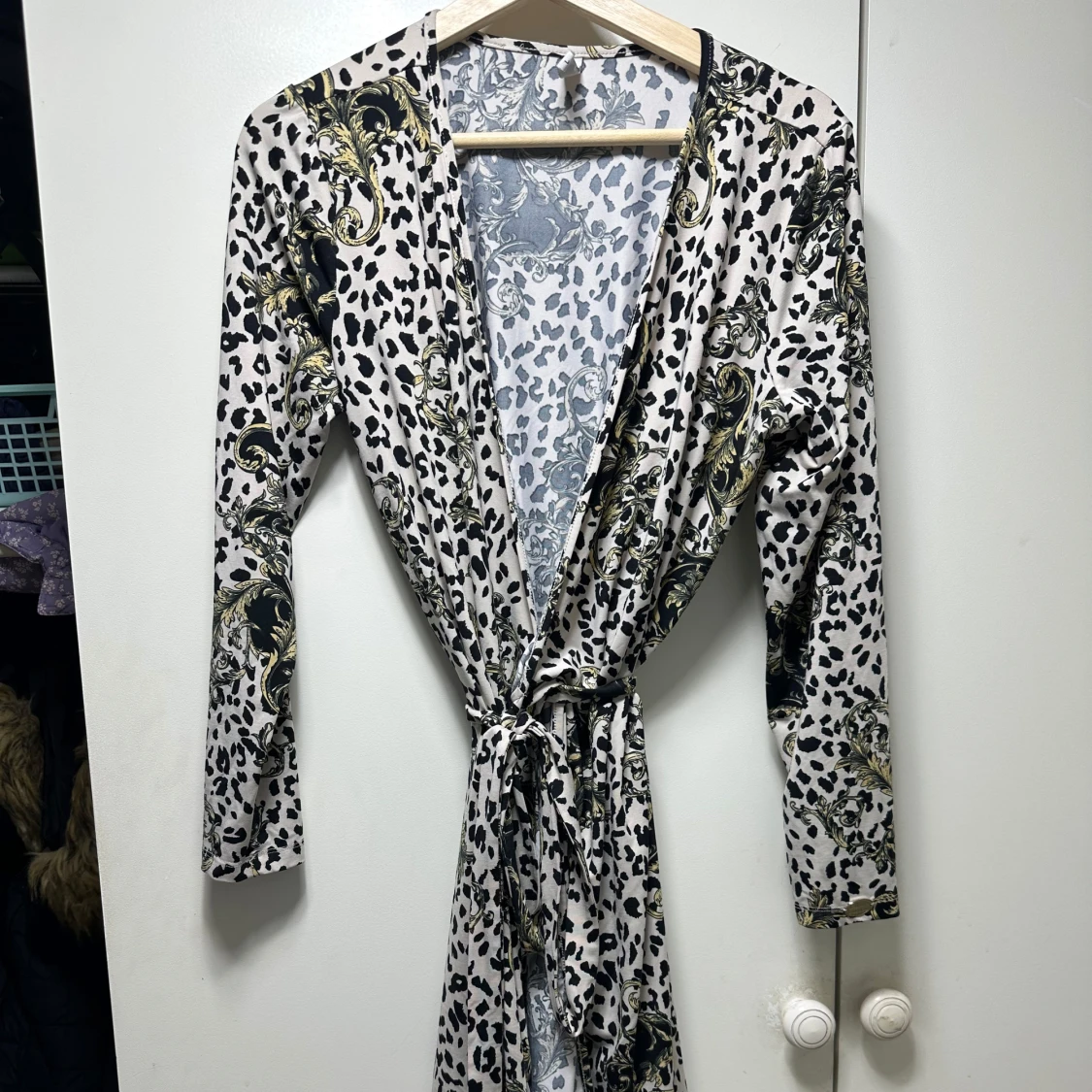 Mönstrad omlottklänning