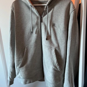 Berberry zip hoodie - Burberry zip hoodie i grå färg, bra skick använd fåtal gånger. Storleken är L men sitter lite större som L/XL.