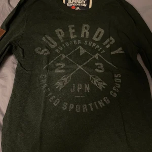 Superdry Expedition Långärmad - Knappt använd, någorlunda bra skick. Säljer då den ej kommer till användning. M men funkar för som S också.