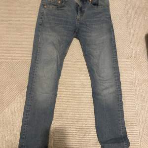 Säljer ett par klassiska blå lager 157 jeans. De har en slim passform och är i bra skick. Inga defekter, säljer för att de är för små. (Knappt använda)