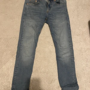 Blå jeans från Lager 157 - Säljer ett par klassiska blå lager 157 jeans. De har en slim passform och är i bra skick. Inga defekter, säljer för att de är för små. (Knappt använda)