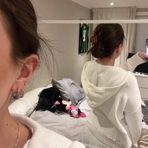 Vit hoodie med dragkedja - Vit kofta med dragkedja och luva😊 väldigt fin och i bra skick!  