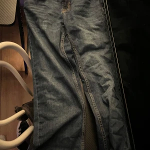 Blå jeansbyxor  - Säljer ett par klassiska blå jeansbyxor från 157 i storlek 160. De har en normal passform med fem fickor och en knappgylf. Perfekta för vardagsbruk och kan matchas med det mesta. Byxorna är i bra skick och redo för en ny ägare! Pris kan diskuteras!