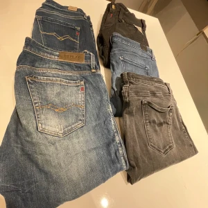 5 par replay jeans  - Säljer en samling av jeans i olika färger och stilar. Inkluderar Replay jeans. Perfekt för dig som vill ha variation i garderoben! De är i bra skick och redo för nya äventyr. 5 par