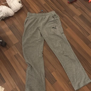 Grå mjukisbyxor från Puma - Säljer ett par grå mjukisbyxor från Puma i storlek L. Byxorna har en elastisk midja och är superbekväma för både träning och chill. Perfekta för höst och vinter när du vill hålla det casual och mysigt. 🐾