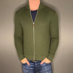 Stenströms tröja - Hej säljer nu min fina Stenströms tröja i storlek M. Den är i nyskick och kommer vara otroligt snygg i höst/vinter. Nypris cirka 2300kr! Vi kommer att sälja liknande produkter nu närmare vinter så glöm inte följa profilen!🌊🍾