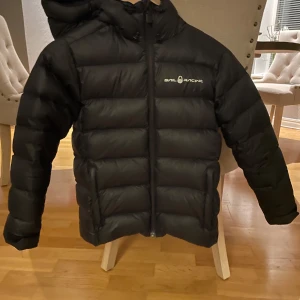 Vinterjacka Sailracing  - Barn vinterjacka till bra pris. Bra skick. Storlek140