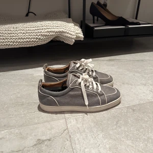 Christian Louboutin sneakers - |Säljer nu dessa otroligt snygga Christian Louboutin skorna|Skorna är i storlek 43 men passar 44| Skorna är i använt skick men ändå är helhetsintrycket fint|Pris: 2399:-| Vid eventuella frågor är du välkommen att kontakta oss i pm| 