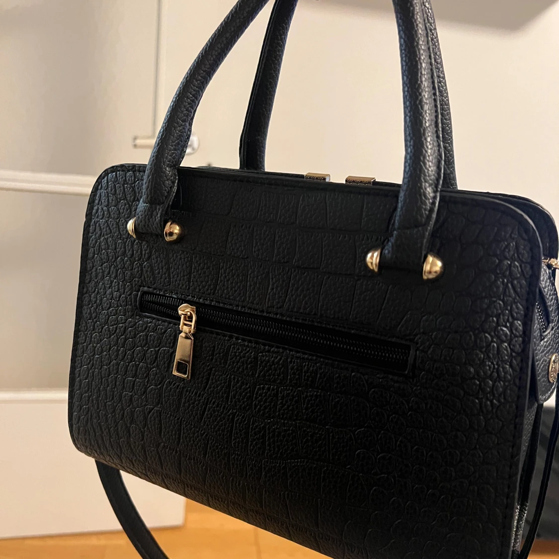 Svart handväska med krokodilmönster - 90