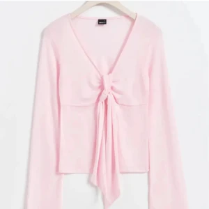 Rosa långärmad topp från Gina - Säljer en superfin rosa långärmad topp från Gina. Den har en snygg v-ringning och knytning framtill. Helt oanvänd då den skulle vara en present men passade inte 💗
