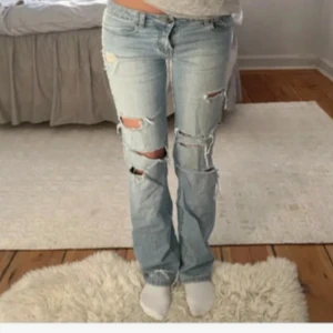 Ljusa slitna jeans - Säljer ett par ljusa jeans med hål. Storlek S/36, midjemått 38cm rakt över och Innerbenslängd ca 78cm