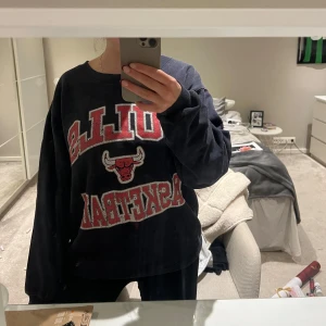 Svart Bulls sweatshirt - Säljer en svart Bulls sweatshirt med rött och vitt tryck. Den är superbekväm och perfekt för en avslappnad stil. Tröjan har långa ärmar och en loose passform😊😊😊