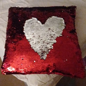 Paljettekudde - Säljer denna för den är gammal och passar inte in i mitt rum