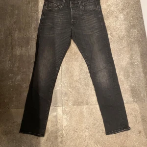 Svarta jeans  - Säljer ett par svarta jeans i bra skick från Jack & Jones, de är glenn/slim model och sitter väldigt skönt. Väldigt snygga med mycket fade