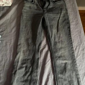 Grå jeans från Perfect Jeans - Säljer ett par grå jeans från Gina tricot- Perfect Jeans i storlek 36. De har en klassisk design med en rak passform. Jeansen är i bra skick och har en snygg tvättad look.