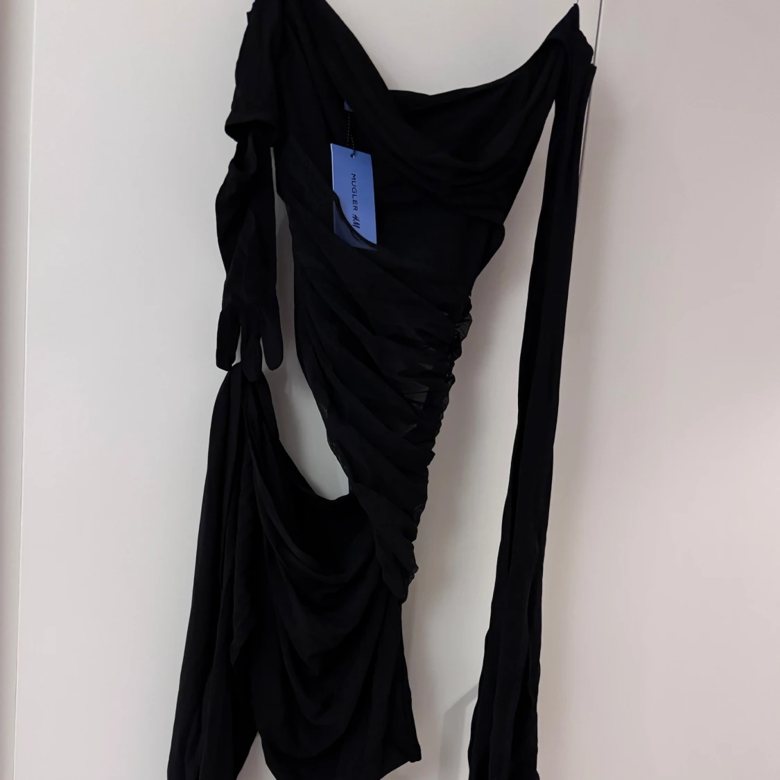 Svart one-shoulder klänning från Mugler x H&M - 92