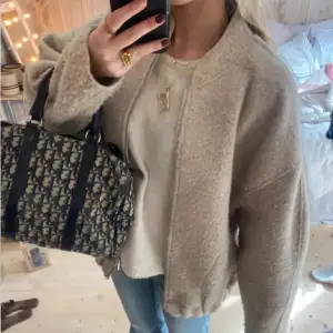 Mysig beige teddyjacka i oversized stil. Perfekt för höst och vår, med långa ärmar och dragkedja framtill. Jackan är superbekväm och passar till både jeans och klänning. Köpt här på plick. Pris kan diskuteras.