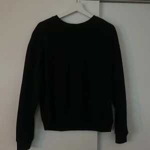 Svart tröja - Säljer en klassisk svart tröja i myckey bra skick. Använd en gång. 