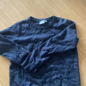 Mörkblå tröja från VILA - Säljer en snygg mörkblå tröja från VILA i storlek M. Tröjan är i bra skick och perfekt för höst och vinter. Den har långa ärmar och en klassisk rund halsringning.  Den är i väldigt bra skick och knappt använd.