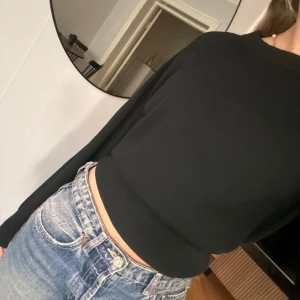 Svart stickad tröja - Finaste tröjan! Jättesnygg passform, sitter tightare nertill!😍💫