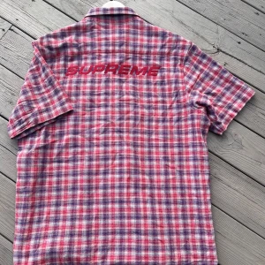 Supreme skjorta - Supreme skjorta från S/S 22 i storlek M använd 2 gånger, köpt i supreme butiken i Milano så påse och fysiskt kvitto finns, nypris-1400