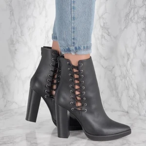 Högklackade boots med snörning - Snygga svarta boots i PU-läder med hög klack och snörning på båda sidorna. Praktisk dragkedja på baksidan för enkel på- och avtagning. Funkar lika bra till vardags som till fest. De har en spetsig tå som ger en elegant touch. Något sliten i klackarna. Skickas i original skokartong 