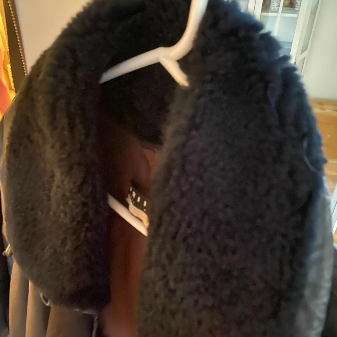 Svart skinnjacka med pälsfoder från Friitala - 92