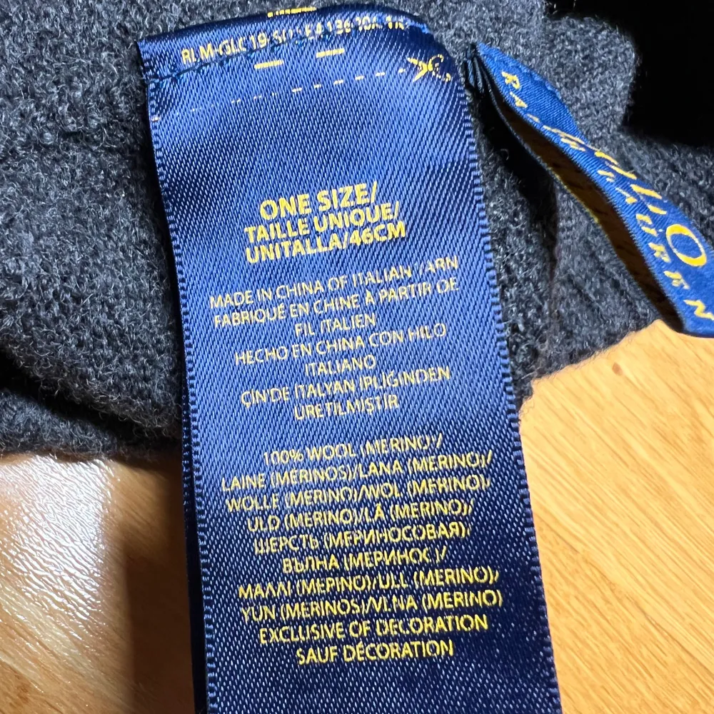 Säljer en snygg grå mössa från Polo Ralph Lauren i 100% merinoull. Den är ribbad och har en broderad logga framtill. Perfekt för att hålla sig varm under höst och vinter. Passar de flesta tack vare one size-storleken. 🧢. Accessoarer.