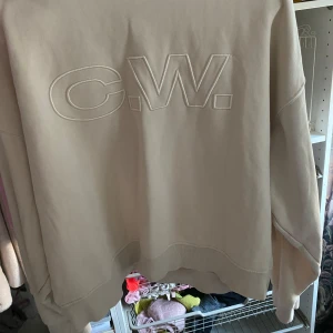 Beige sweatshirt från C.W. - Säljer en stilren beige sweatshirt från C.W. i storlek M. Använd fåtal gånger o i perfekt skick 