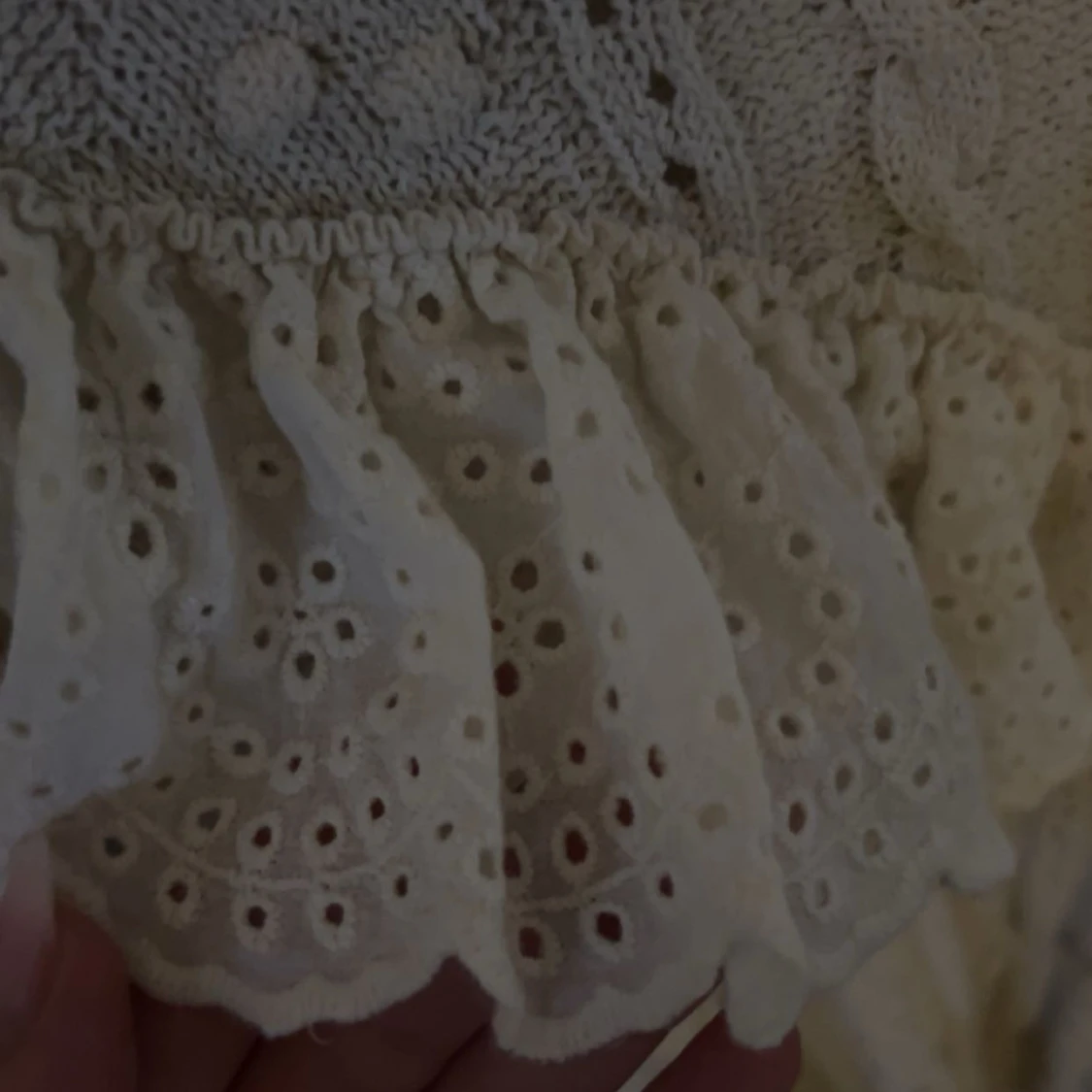 Vit stickad tröja med volangdetaljer - 91