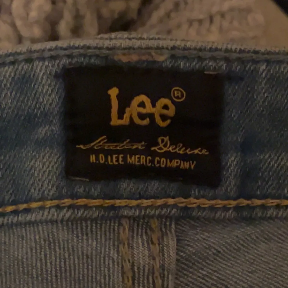 Säljer ett par snygga blå jeans från Lee i bra skick. De har en klassisk bootcut-stil. Jeansen är mitt emellan hög midja och låg midja mer åt låg midja skulle jag säga och har en bekväm passform.💙(skriv om ni har någon fråga/bild). Jeans & Byxor.