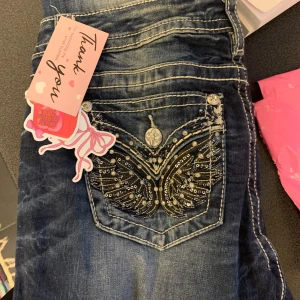 Jeans med fjärilsbroderi - Miss me jeans