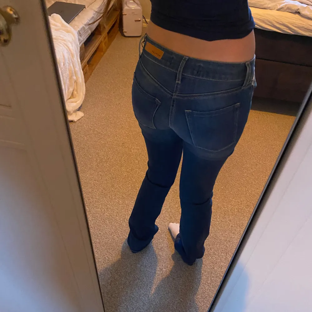 Snygga jeans från Replay. De är low waist och bootcut. Storlek: W24 L34. Köpta för 1200kr. De är bara provade. Säljer pågrund av att de är för små. Pris kan diskuteras ❤️ . Jeans & Byxor.