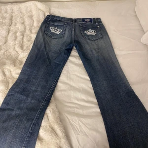 Low waist Victoria Beckham Jeans  - Flared/ bootcut med låg midja. Storlek 32, sitter som en M-L beroende på hur man vill att de ska sitta.   Väldigt fint skick, saknas några pärlor på fickorna och finns en fläck med ”saknad färg” på framsidan, men det är inget som märks   