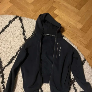 Mörkblå zip up hoodie sail Racing - Säljer en mörkblå zip up hoodie. Storlek s. Har använt de men är fortfarande i bra skick. Inte trasigt på något ställe. Köpte de för 999
