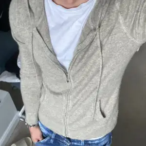 Säljer en snygg beige hoodie i mjukt kashmir. Perfekt för alla säsonger. Den har en dragkedja framtill och långa ärmar. Passar bra till jeans för en avslappnad look.  Det finns ett hål på högra armen (se bild 2) Hör av dig vid intresse!