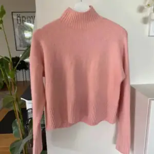 Superfin rosa stickad tröja från & Other Stories i storlek XS. Den har en hög krage och långa ärmar, perfekt för kyliga dagar. Tröjan är i mycket bra skick och har en ribbad kant vid ärmslut och nederkant. Perfekt för både höst och vinter! 💖Kan absolut tänka mig att gå ner en liten slant i pris! Ge prisförslag! 