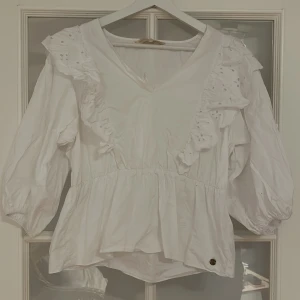 Volang blus - Jättefin, aldrig använd, Köpt på Ullared från Pernilla Whalgrens kollektion köpt för 450kr, storlek M 