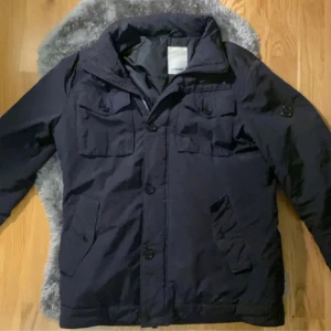 J.Lindeberg Jacka - Säljer en stilren Marinblå jacka från J.Lindeberg i storlek M | Pris 1999kr | Skick 9/10 | Passar både till vardags och lite finare tillfällen | Hör av dig vid minsta fundering! 🙌😊