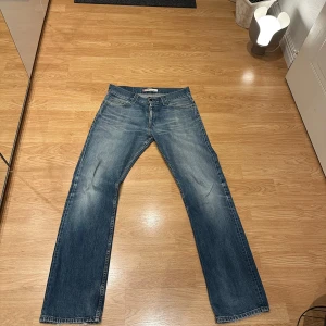 Vintage Levi's 506  - Vintage Levis 506 jeans i blå färg. Storlek 34x34. Köpta på second hand butik. Har lite slitningar vilket ger dom en vintage look. 